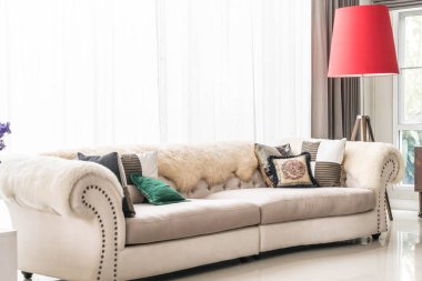 Kanepe üzerinde güzel yastık