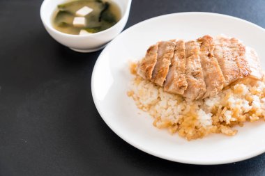 Teriyaki domuz miso çorbası ile tepesinde pirinç