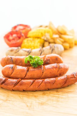 ızgara sosis mix sebze ve patates kızartması ile