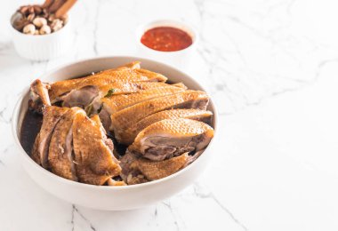 pot demlenmiş Ördek sosu ve ingradients ile