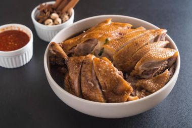 pot demlenmiş Ördek sosu ve ingradients ile