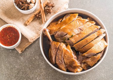 pot demlenmiş Ördek sosu ve ingradients ile