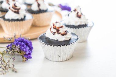 krem şanti ile çikolatalı kek