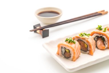 ızgara somon suşi roll - Japon gıda tarzı