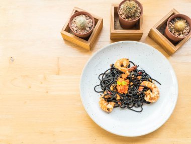 siyah spagetti karides