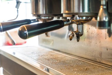 Bir kafede espresso yapan profesyonel kahve makinesi.