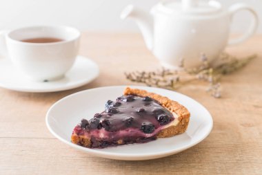 böğürtlenli turta çay ile