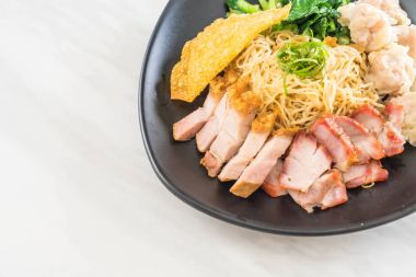 Yumurta noodle kırmızı kızarmış domuz, gevrek domuz eti, köfte ve çorba ile 