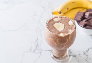 Çikolatalı muzlu milkshake