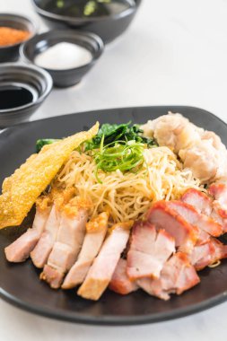 Yumurta noodle kırmızı kızarmış domuz, gevrek domuz eti, köfte ve çorba ile 