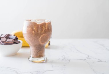 Çikolatalı muzlu milkshake