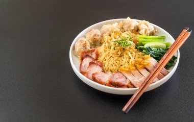 Yumurta noodle kırmızı kızarmış domuz, gevrek domuz eti, köfte ve çorba ile 