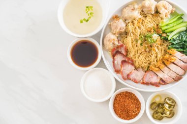 Yumurta noodle kırmızı kızarmış domuz, gevrek domuz eti, köfte ve çorba ile 