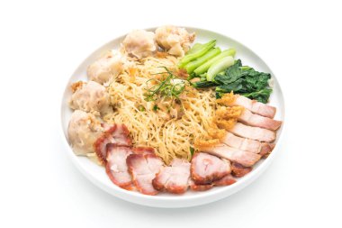 Yumurta noodle kırmızı kızarmış domuz, gevrek domuz eti ve köfte ile