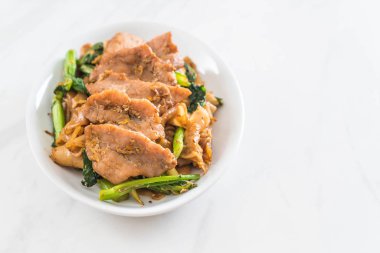 soya sosu ve domuz kızarmış noodle 