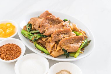 soya sosu ve domuz kızarmış noodle 