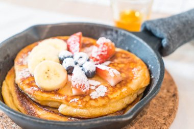 taze çilek yaban mersini ve muz ile gözleme 