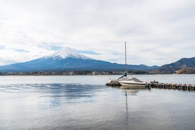 Japonya 'daki Kawaguchiko Gölü' nde Fuji Dağı..