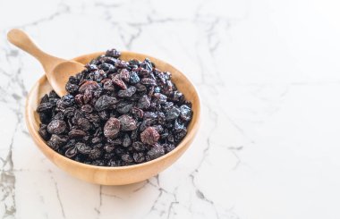 kabın içinde siyah kuru üzüm