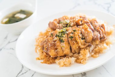 Teriyaki tavuk miso çorbası ile tepesinde pirinç