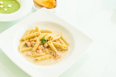 Penne carbonara makarna somon ile