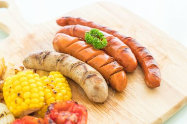 ızgara sosis mix sebze ve patates kızartması ile