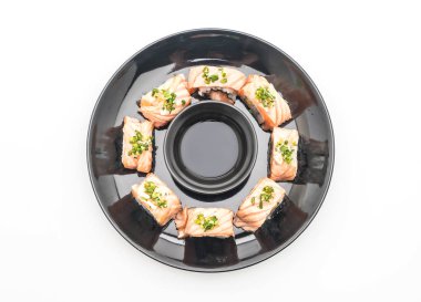 ızgara somon suşi roll - Japon gıda tarzı