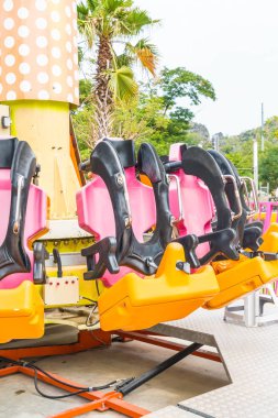Renkli lunapark treni koltuk eğlence parkı 