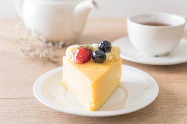 peynirli kek çilek ve yaban mersini