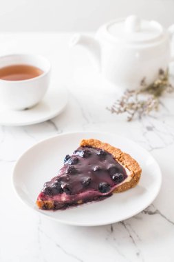 böğürtlenli turta çay ile