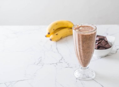 Çikolatalı muzlu milkshake