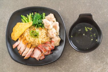 Yumurta noodle kırmızı kızarmış domuz, gevrek domuz eti, köfte ve çorba ile 