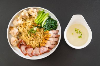 Yumurta noodle kırmızı kızarmış domuz, gevrek domuz eti, köfte ve çorba ile 