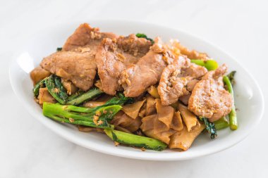 soya sosu ve domuz kızarmış noodle 