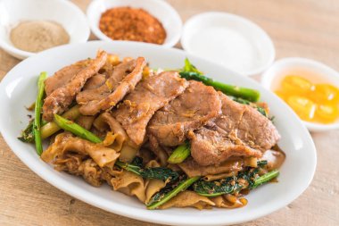 soya sosu ve domuz kızarmış noodle 