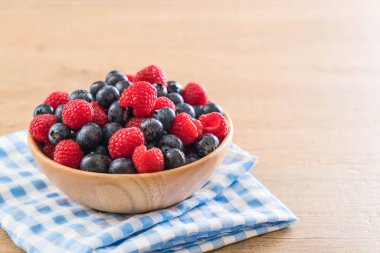 taze yaban mersini ve rasberry 