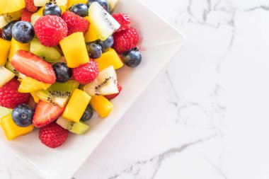 karışık taze meyve (çilek, ahududu, yaban mersini, kivi, mang