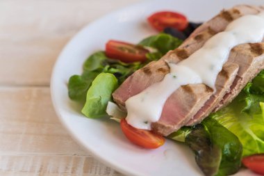 Tuna biftek salatası ile