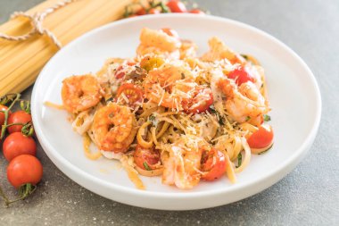 Spagetti karides, domates, fesleğen ve peynir ile 