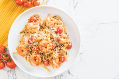 Spagetti karides, domates, fesleğen ve peynir ile 