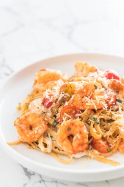 Spagetti karides, domates, fesleğen ve peynir ile 