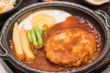 sıcak tabak kızarmış yumurta ile domuz eti burger 