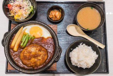 sıcak tabak kızarmış yumurta ile domuz eti burger 