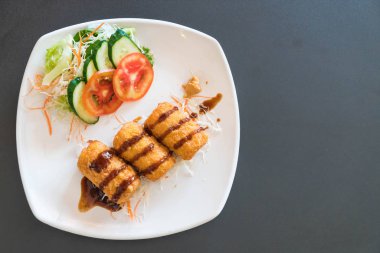 Kızarmış patates Tonkatsu sos ile