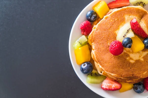 Panqueca com frutas de mistura — Fotografia de Stock