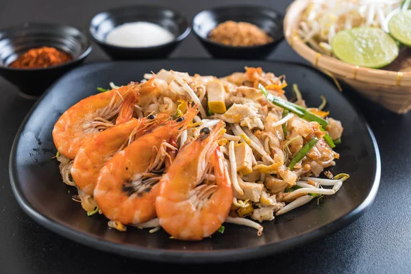 Thai Fried Loodles "Pad Thai" with shrimps — стоковое фото
