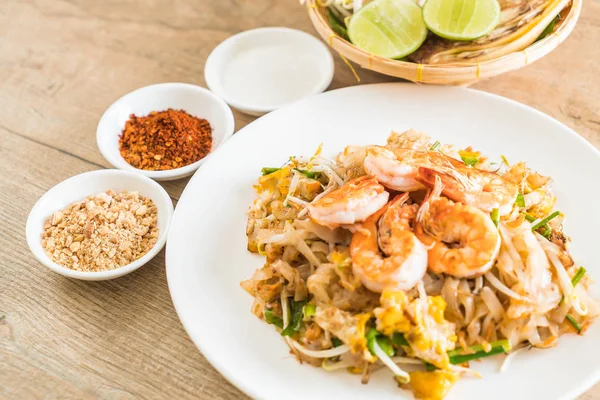 Thai gebratene Nudeln "Pad Thai" mit Garnelen — Stockfoto