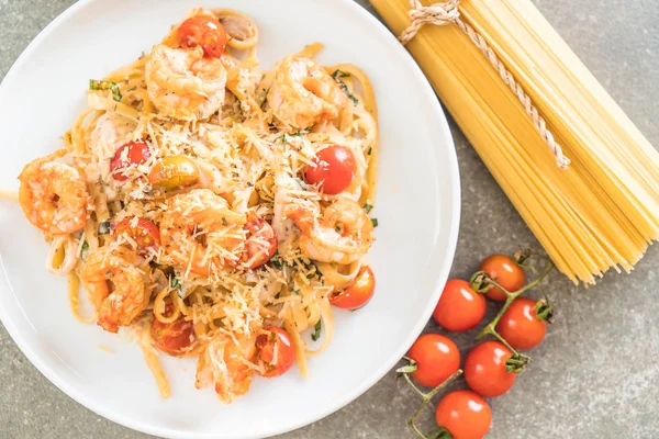 Espaguetis con gambas, tomates, albahaca y queso — Foto de Stock