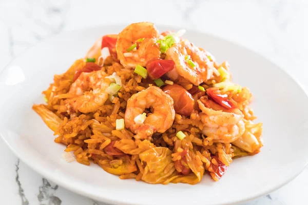 Kore baharatlı sos ve karides kızarmış pilav