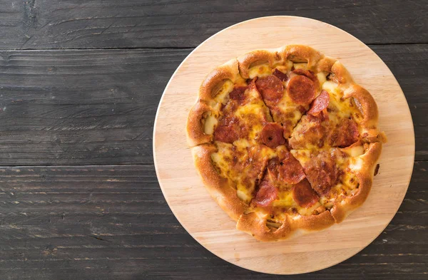 W domu Pizza Pepperoni na drewno płyta — Zdjęcie stockowe